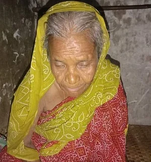 চিকিৎসার কথা বলে বৃদ্ধা মাকে রাস্তায় ফেলে দিয়ে গেল