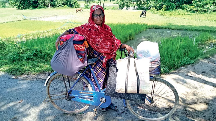 ফুলবাড়ীর রাজিয়া সুলতানার জীবন যেভাবে সাইকেলে চলে  