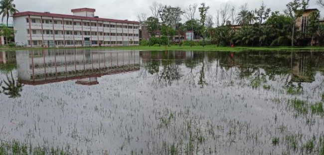 খুলনায় ভারী বর্ষণে তলিয়ে গেছে বসতবাড়ি-শিক্ষা প্রতিষ্ঠান