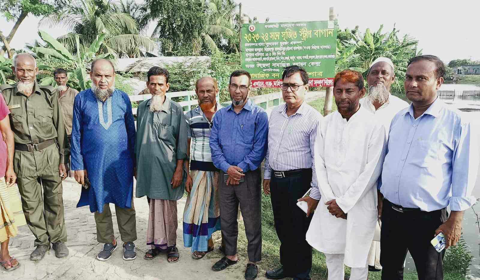 কালিগঞ্জে বন সংরক্ষণ কর্মকর্তার সামাজিক বনায়ন প্রকল্প পরিদর্শন