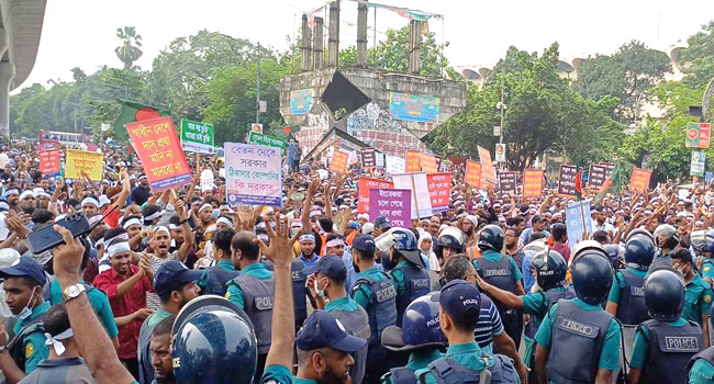 আউটসোর্সিং কর্মীদের শাহবাগ অবরোধে বন্ধ হয়ে গেছে যান চলাচল