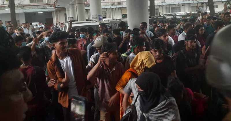 সচিবালয়ে ঢুকে পড়া শিক্ষার্থীদের অর্ধশতাধিক আটক