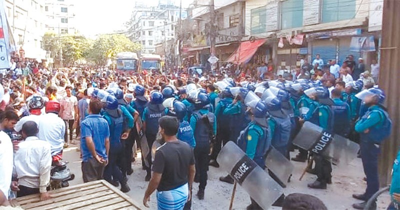 রাজধানীতে ব্যাটারিচালিত রিকশা চালকদের তাণ্ডবে সড়ক অবরোধ আহত ২ পুলিশ