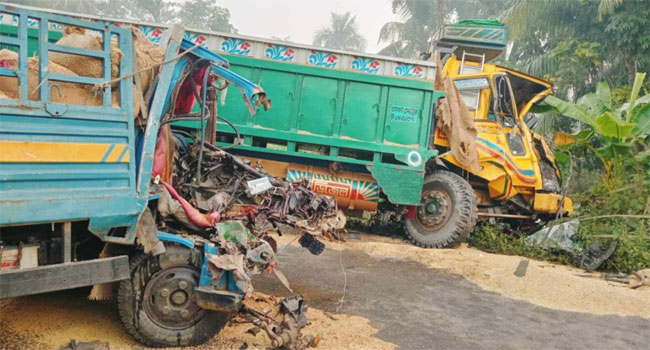 ২ ট্রাকের মুখোমুখি সংর্ঘষ, চালক নিহত বাগেরহাটে