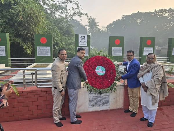 বীর শ্রেষ্ঠ নূরমোহাম্মদ শেখের সমাধীতে পুষ্পস্তবক অর্পণ