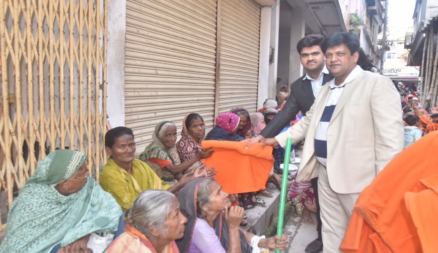 বিশিষ্ট ব্যবসায়ী সায়েম সিদ্দিকীর উদ্যোগে গরিবদের মাঝে খাবার ও কম্বল বিতরণ