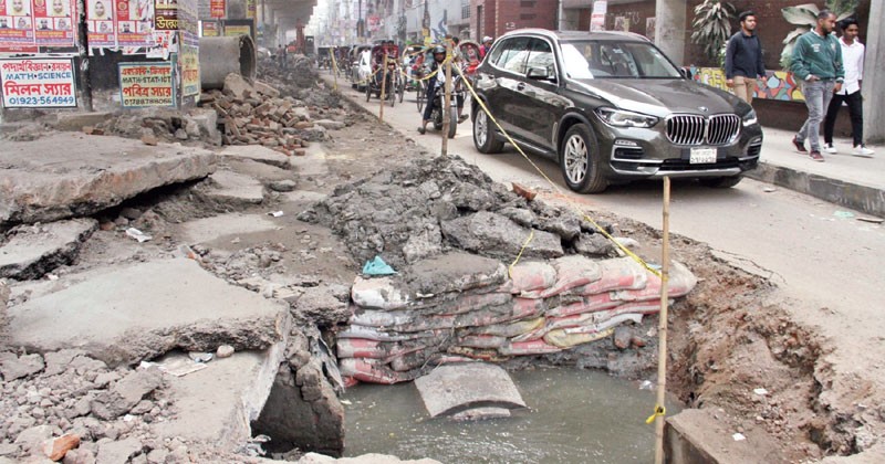 রাজধানীর নাগরিক সেবায় ৭ মন্ত্রণালয় ও ৫৪ প্রতিষ্ঠান, তারপরও পা ফেললেই ভোগান্তি