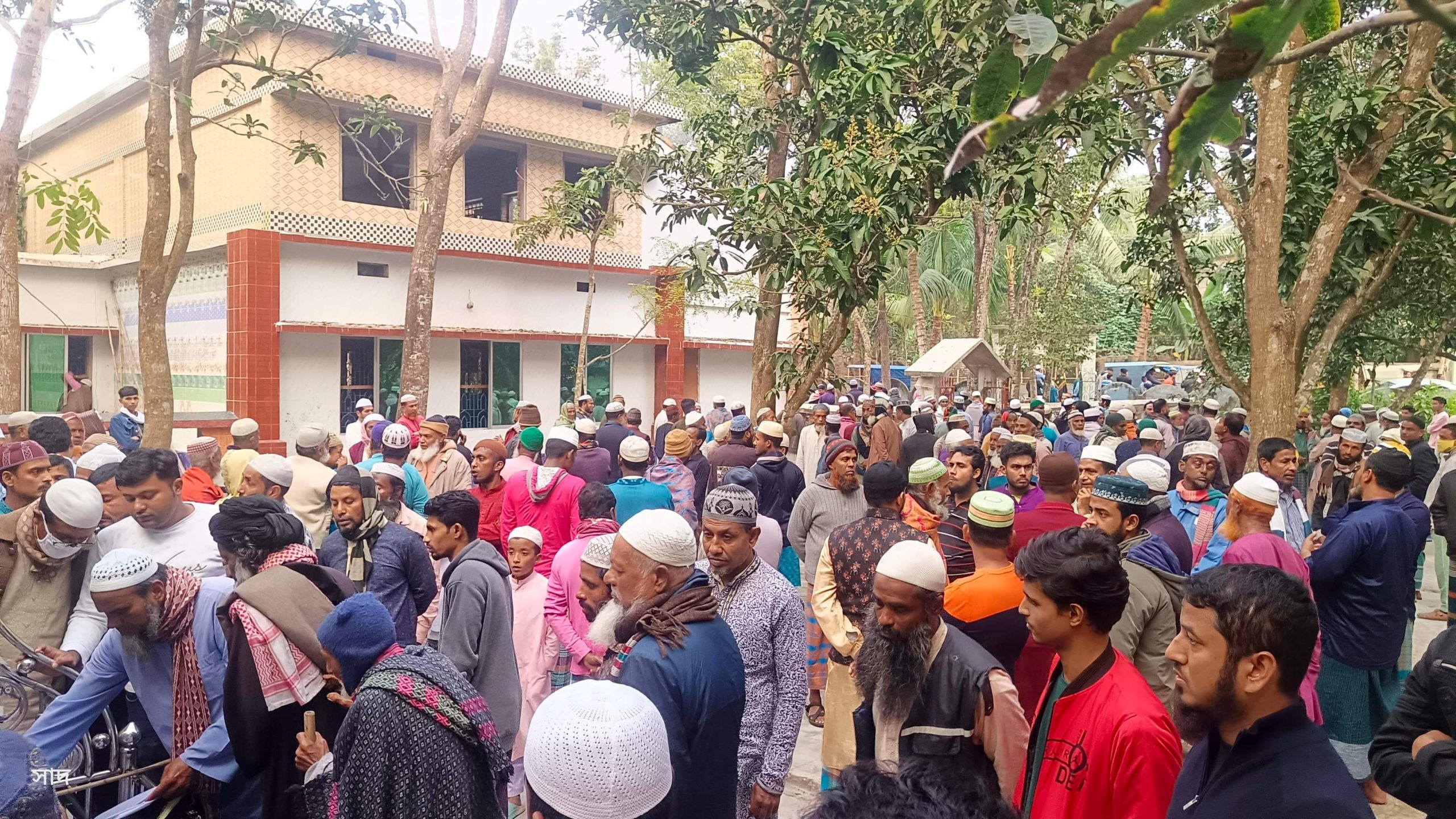 কালিগঞ্জ কৃষ্ণনগরে সাংবাদিক মিজানুরের জানাযা ও দাফন সম্পন্ন