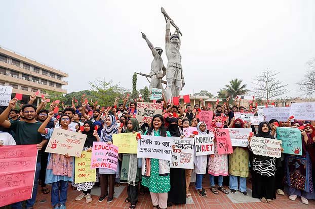 শেষ পর্যন্ত ক্যাম্পাস ছাড়লেন উপাচার্যঃ কুয়েট প্রশাসন ও ছাত্ররাজনীতিকে লাল কার্ড শিক্ষার্থীদের