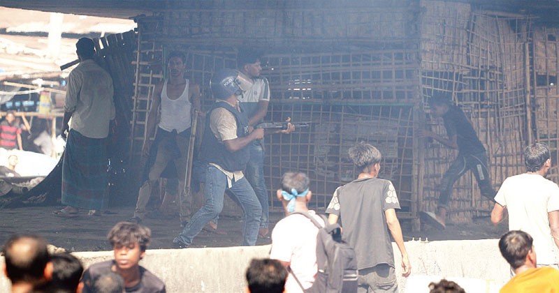 জুলাই-আগস্ট আন্দোলন দমনে ছাত্রলীগ ক্যাডারদের অস্ত্র সরবরাহকারী সেই ৫০ কর্মকর্তা এখনো পুলিশে বহাল