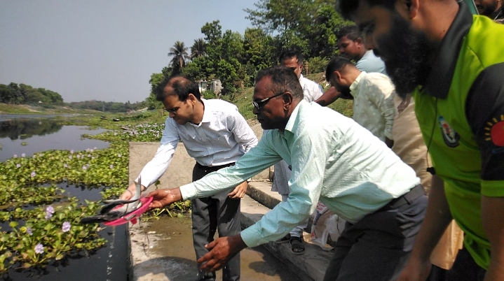 ঝিকরগাছায় মাছের পোনা অবমুক্তকরণ