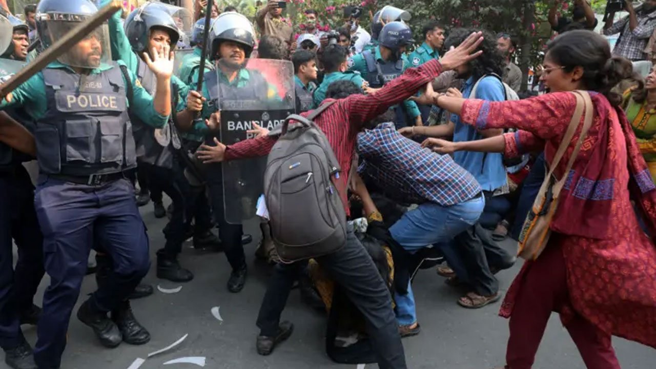 ধর্ষণবিরোধী পদযাত্রায় হাতাহাতি ও সংঘর্ষের ঘটনায় মামলা করলো পুলিশ