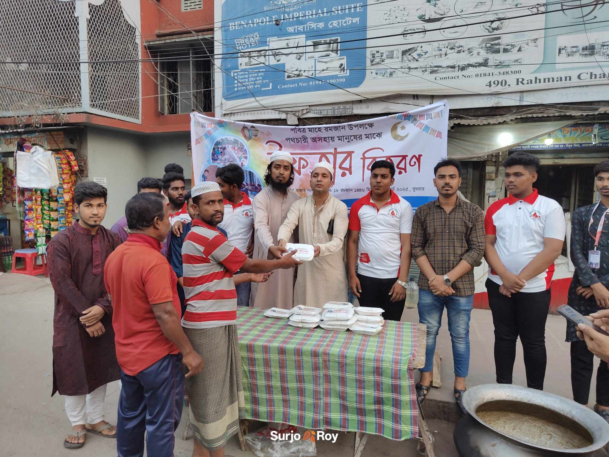 বেনাপোলে যশোরিয়ান ব্লাড ফাউন্ডেশনের পক্ষ থেকে ইফতার বিতরণ