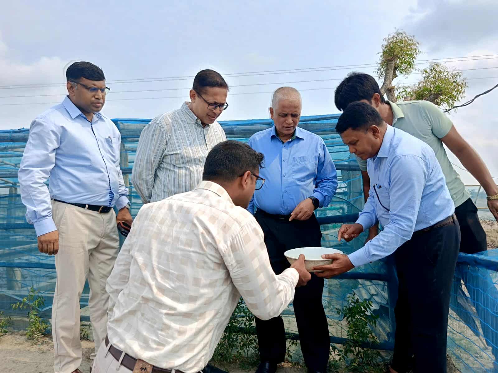 পি এল সংকট মোকাবেলায় মাটির পুকুরে চাষের প্রশংসা অতিরিক্ত সচিবের