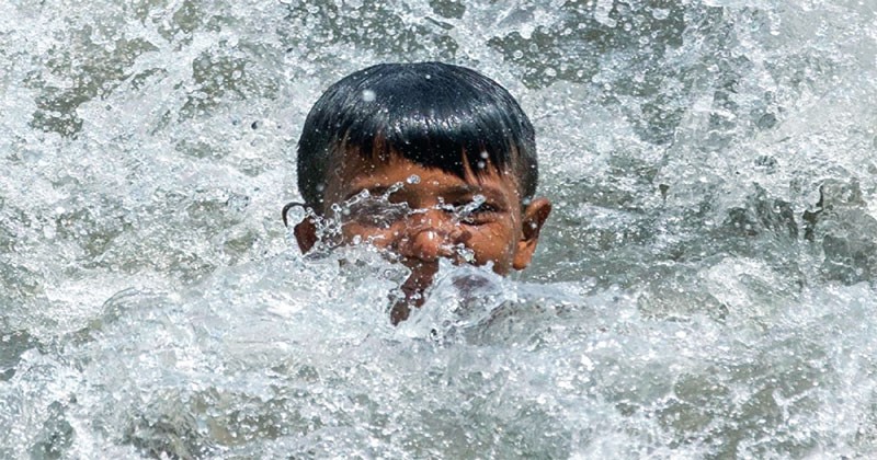 গরমে দেশ জুড়ে বিপর্যস্ত জনজীবন