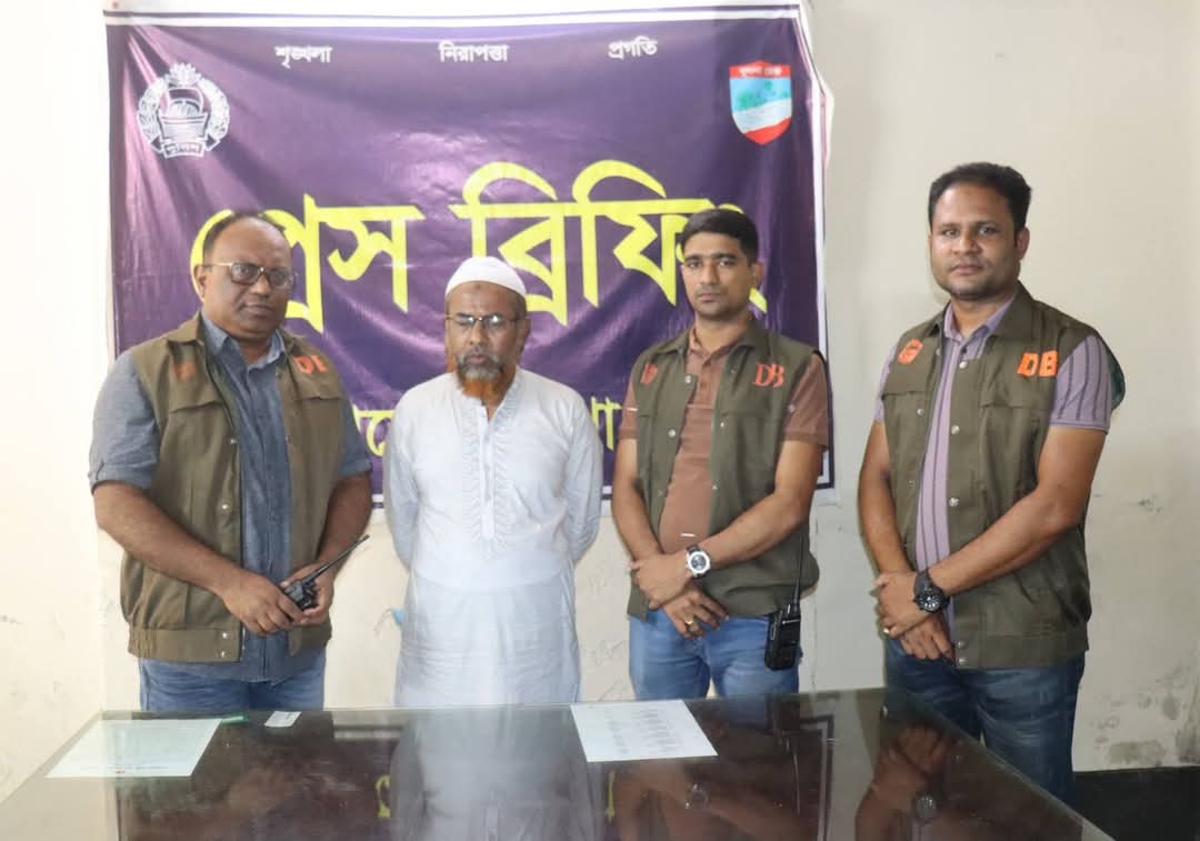 যশোরে ৩৩ মামলার ছদ্দবেশী পলাতক আসামি কাজি তারেক আটক