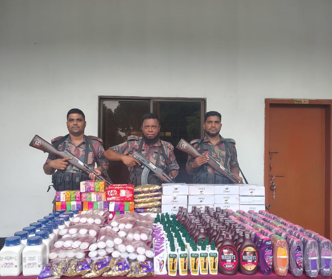 যশোর সীমান্তে ষোল লক্ষ একান্ন হাজার টাকার মাদক, শাড়ী, কম্বল সহ বিভিন্ন মালামাল জব্দ করেছে বিজিবি
