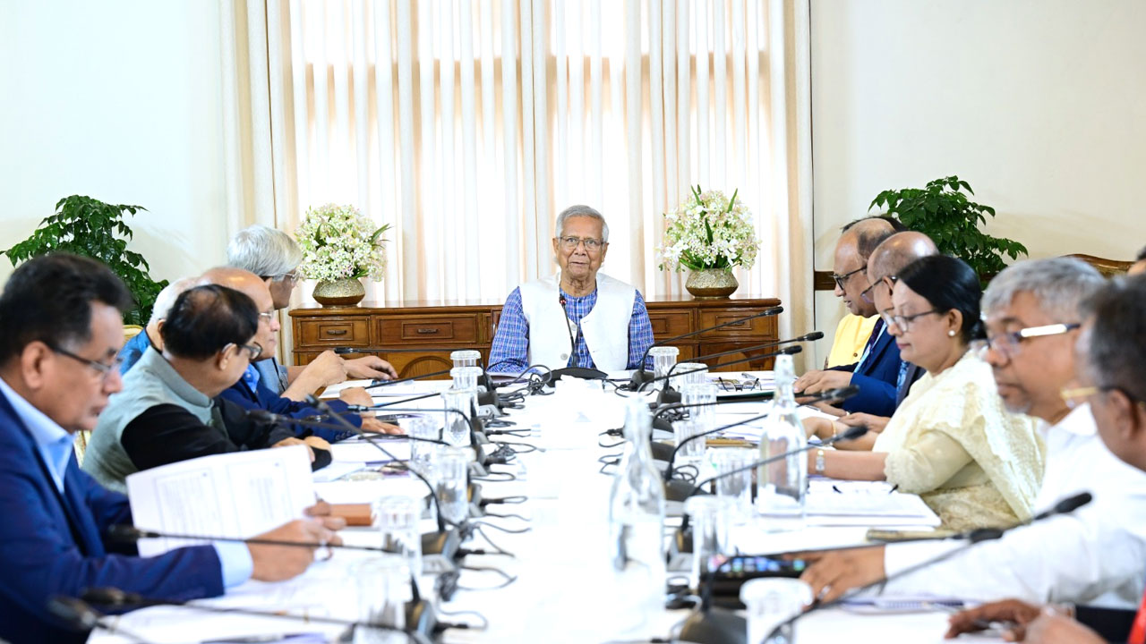 লুটপাটের অর্থ ব্যবস্থাপনায় বিশেষ তহবিল গঠনের নির্দেশ প্রধান উপদেষ্টার