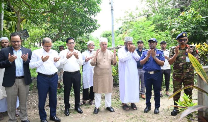 খুলনায় শহীদ সাকিবের কবর জিয়ারতে উপদেষ্টা আদিলুর রহমান