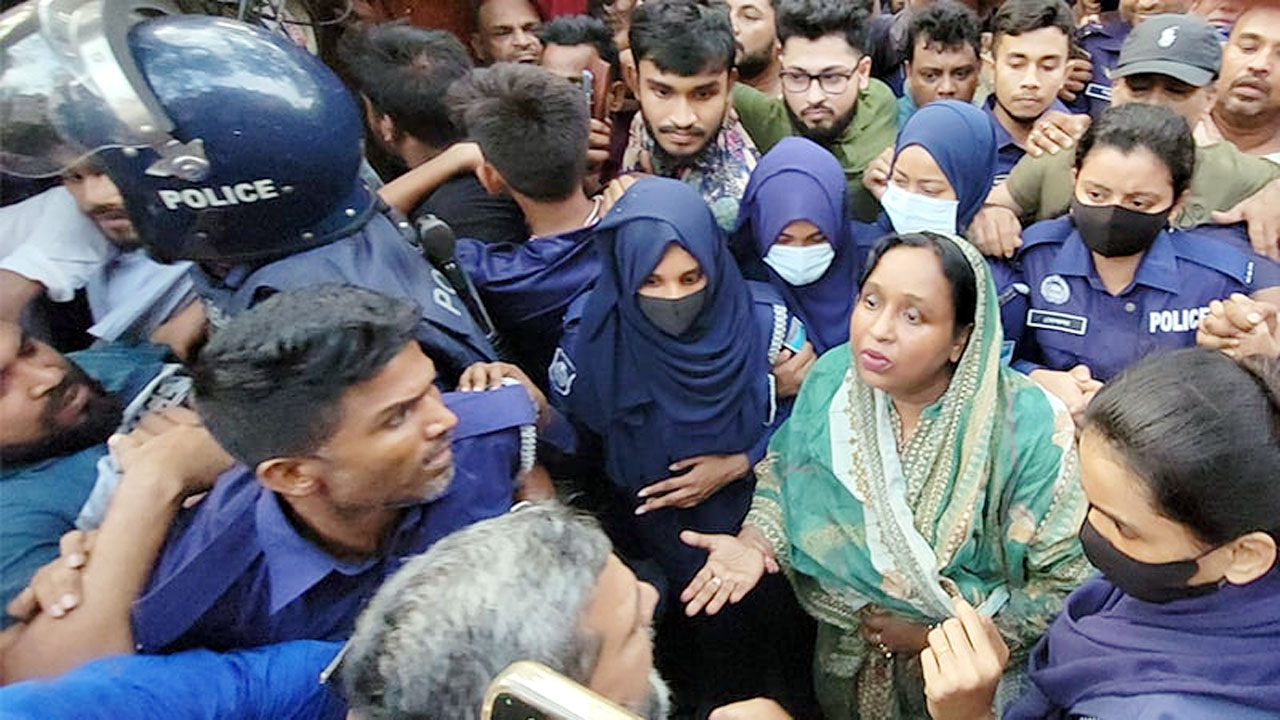রাতভর অভিযান শেষে সকালে আইভীকে গ্রেপ্তার
