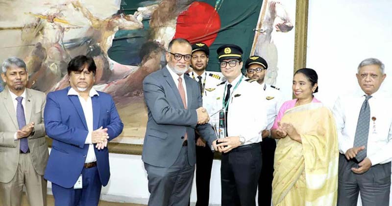 চাকা খুলে যাওয়া বিমানের পাইলটকে সাহসিকতার স্বীকৃতি প্রদান  