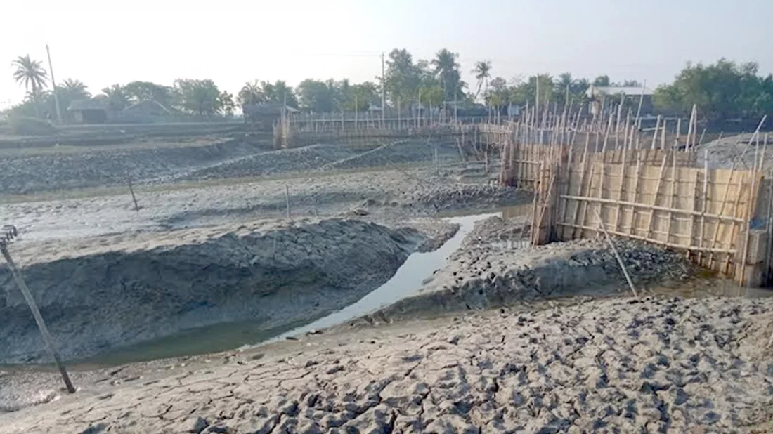 কৃত্রিম জলাবদ্ধতার আশঙ্কায় খুলনার পাইকগাছায় ২০ গ্রামের মানুষ