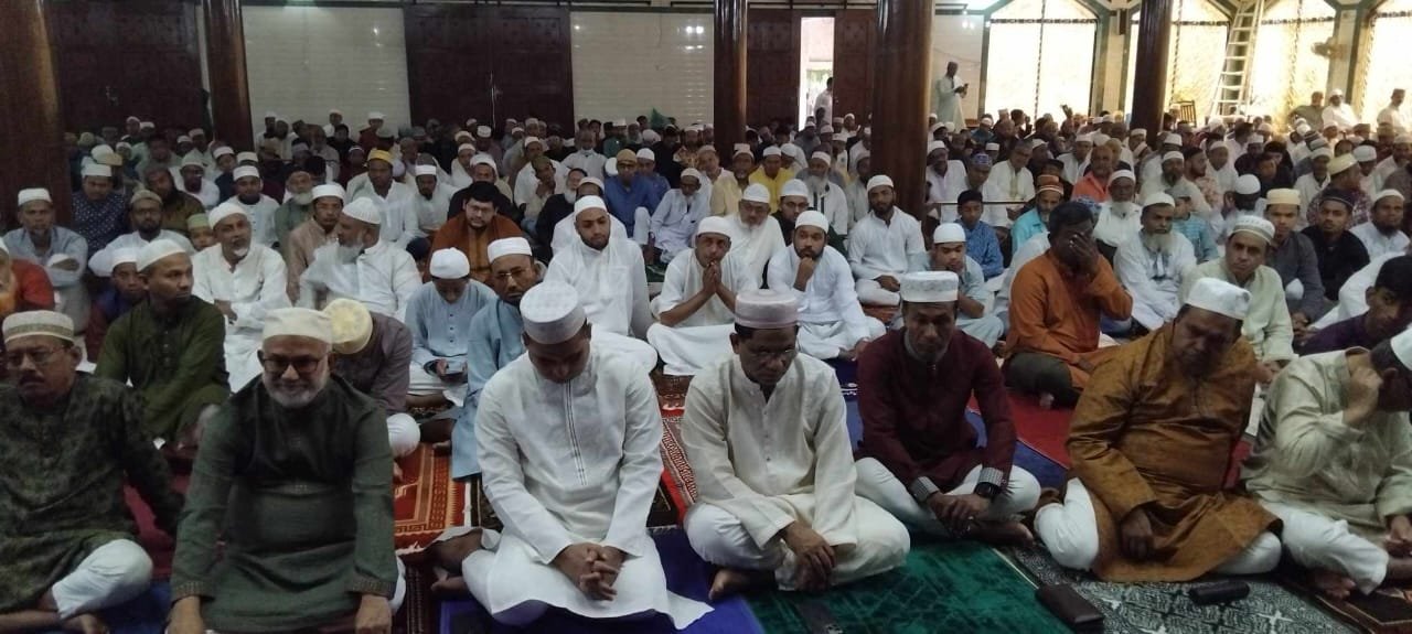 খুলনায় প্রধান ঈদের জামাতে মুসল্লিদের ঢল