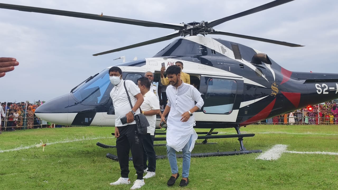 স্ত্রীর দেয়া কিডনি সফল প্রতিস্থাপনের পর হেলিকপ্টার যোগে গ্রামে ফিরলেন কুদ্দুস বিশ্বাস
