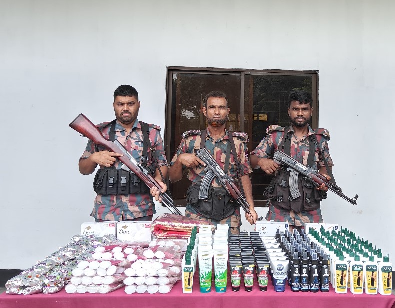 সীমান্তে অভিযান চালিয়ে ১১ লক্ষ টাকার মালামাল আটক করেছে বিজিবি