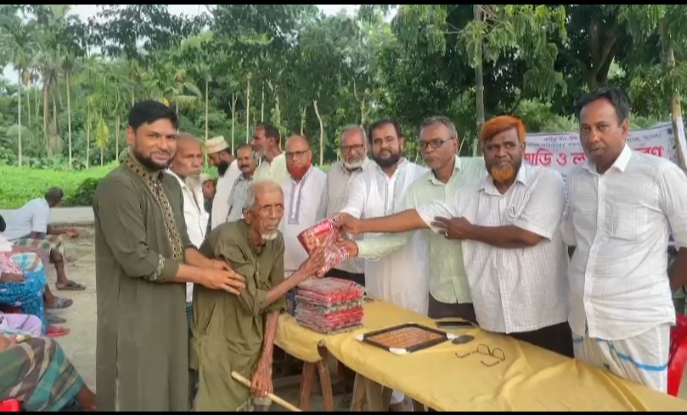 ঝিকরগাছায় উল-আযহা উপলক্ষে মধ্যবিত্তের মাঝে নামমাত্র মূল্যে শাড়ি লুঙ্গি বিতরণ
