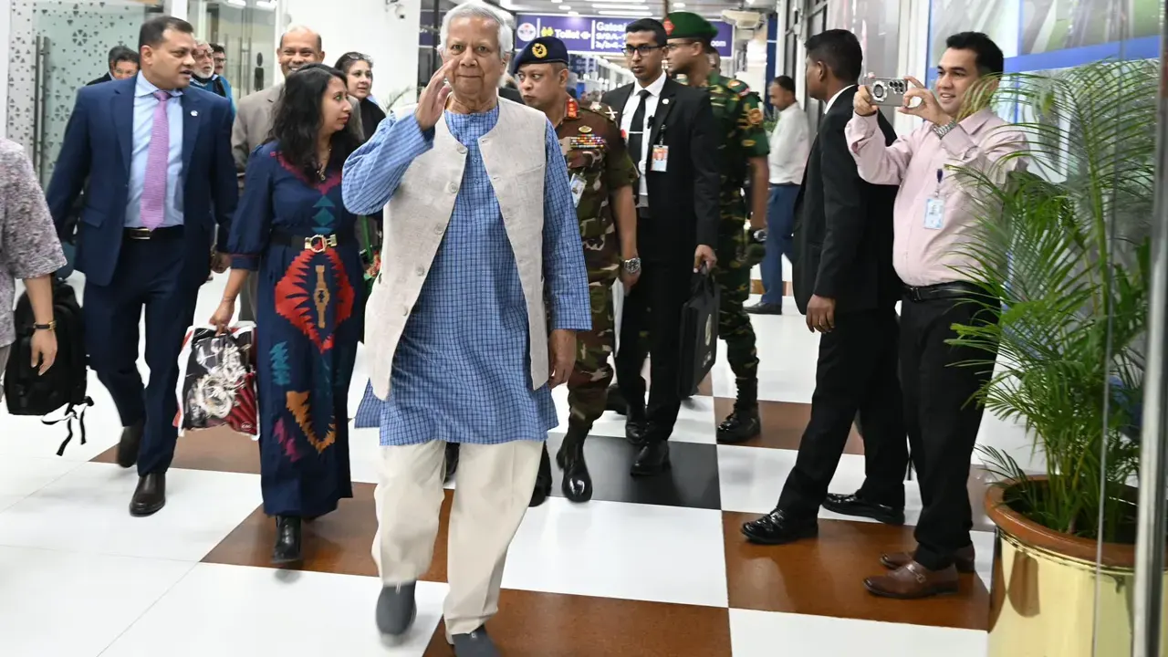 প্রধান উপদেষ্টা দেশে ফিরেছেন