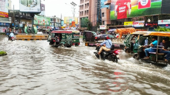 স্রেফ দুই ঘণ্টার বৃষ্টিতে তলিয়ে গেছে খুলনা নগরী, সীমাহীন ভোগান্তি নগরবাসীর 