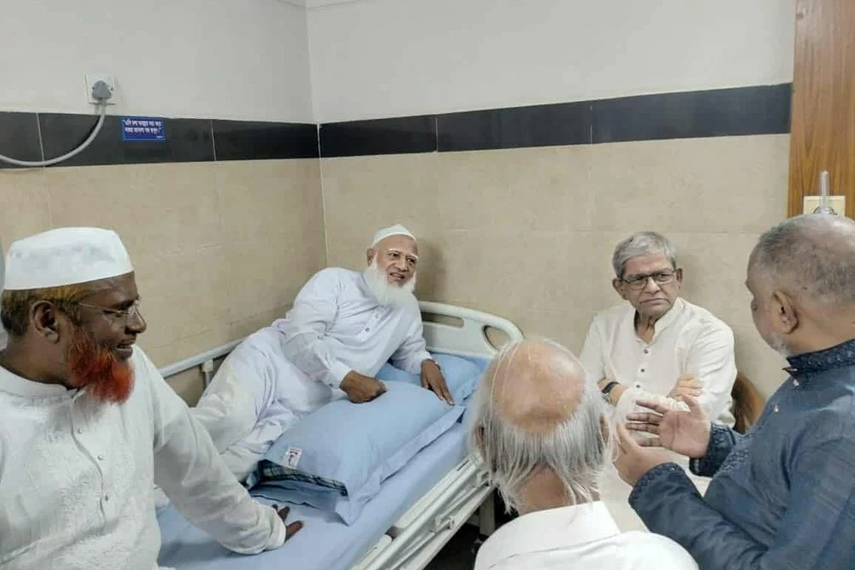জামায়াত আমিরকে দেখতে হাসপাতালে গেলেন মির্জা ফখরুল ইসলাম আলমগীর