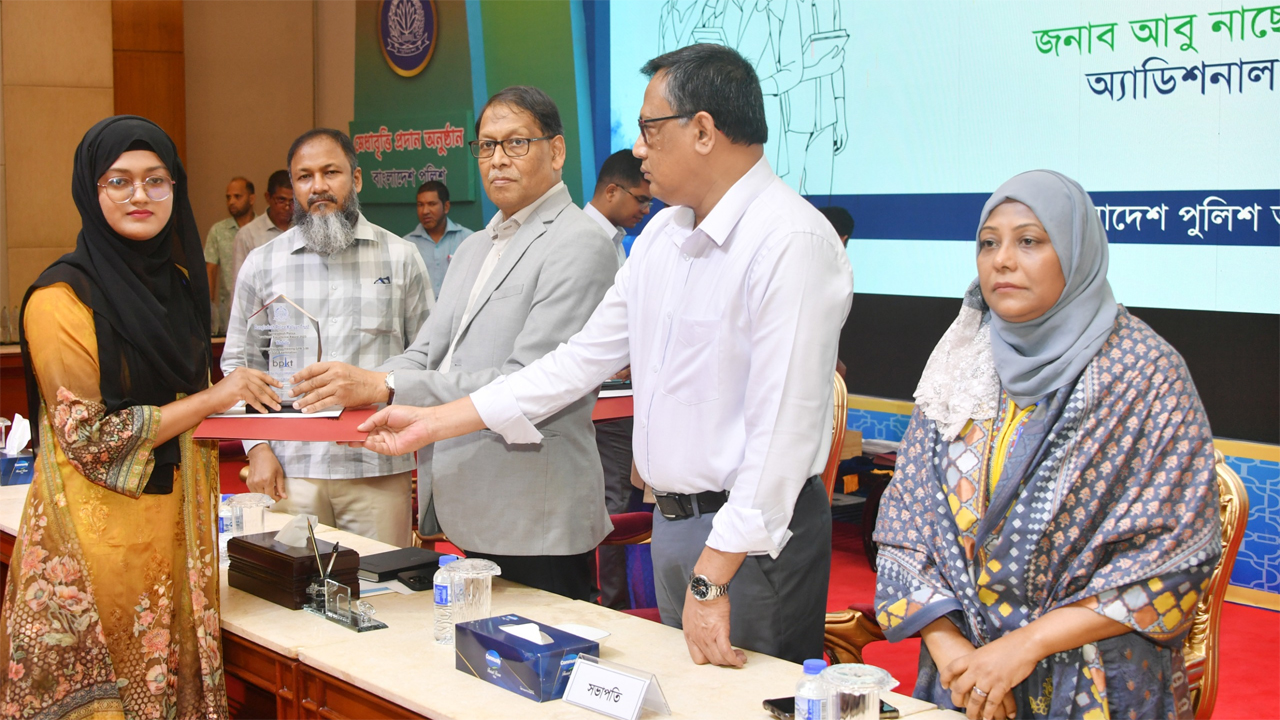 পুলিশ মেধাবৃত্তি প্রদানঃ সততা, পরিশ্রম আর স্বপ্ন জাতির ভবিষ্যৎ রচনা করে’বললেন আইজিপি
