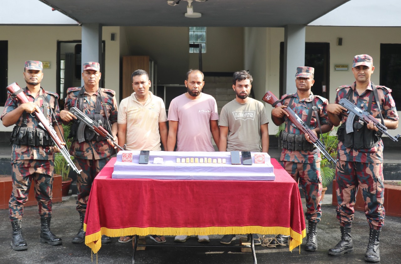 যশোরের ধলগার বাস স্ট্যান্ড থেকে প্রায় ২কোটি টাকার স্বর্ন সহ ৩ আসামি আটক করেছে বিজিবি