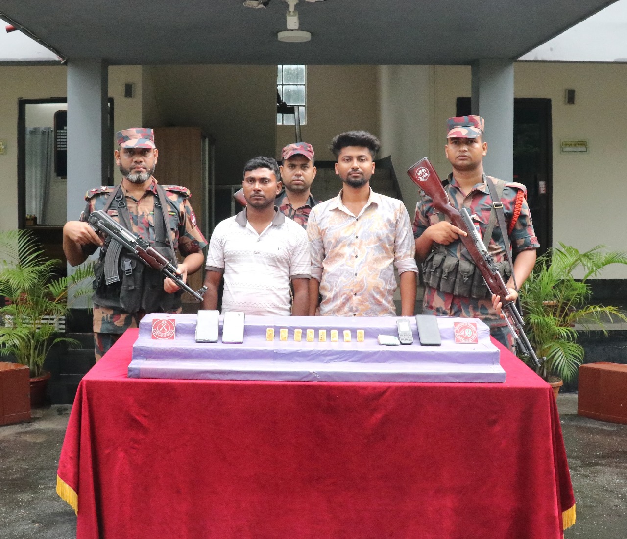 তারাগঞ্জ বাস স্ট্যান্ড থেকে ১ কেজি সোনার বার সহ ২ আসামি আটক করেছে বিজিবি
