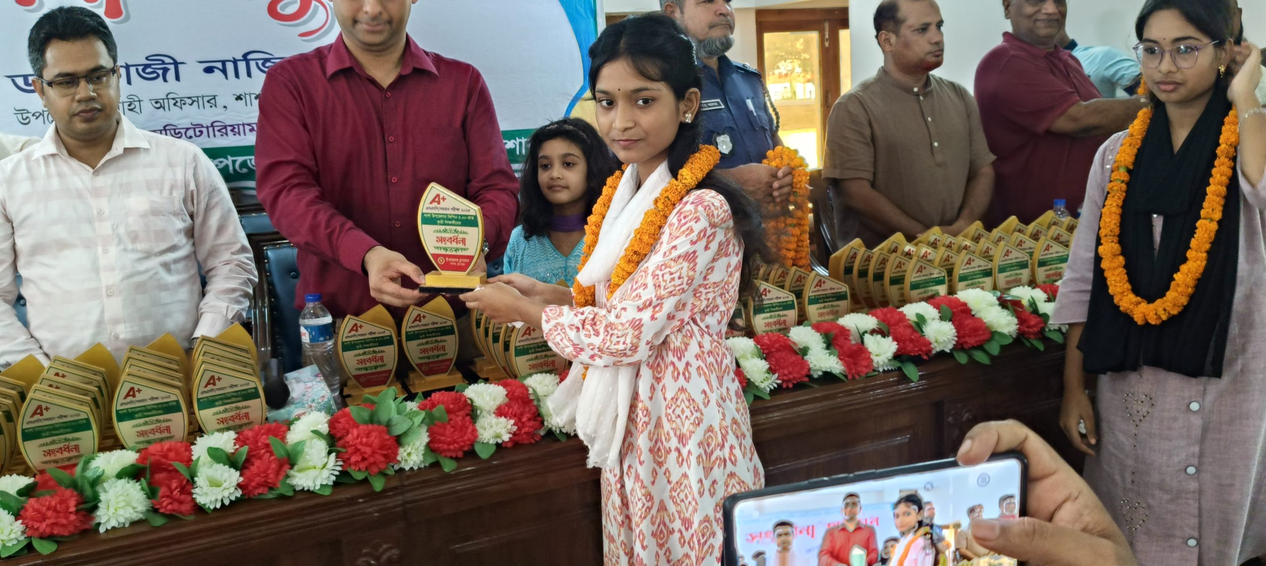 শার্শায উপজেলা প্রশাসন ১৮০ জন জিপিএ-৫ প্রাপ্তকে ক্রেস্ট সংবর্ধনা প্রদান করেছে