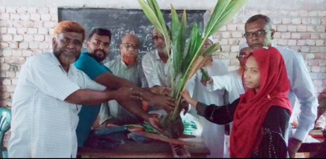 ঝিকরগাছায় খেলার সামগ্রী ও গাছের চারা পেলো শিক্ষার্থীরা