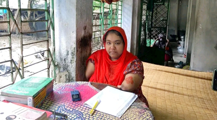 সেই অদম্য মেধাবী লিতুন জিরা মুখ দিয়ে লিখে জিপিএ-৫ অর্জন