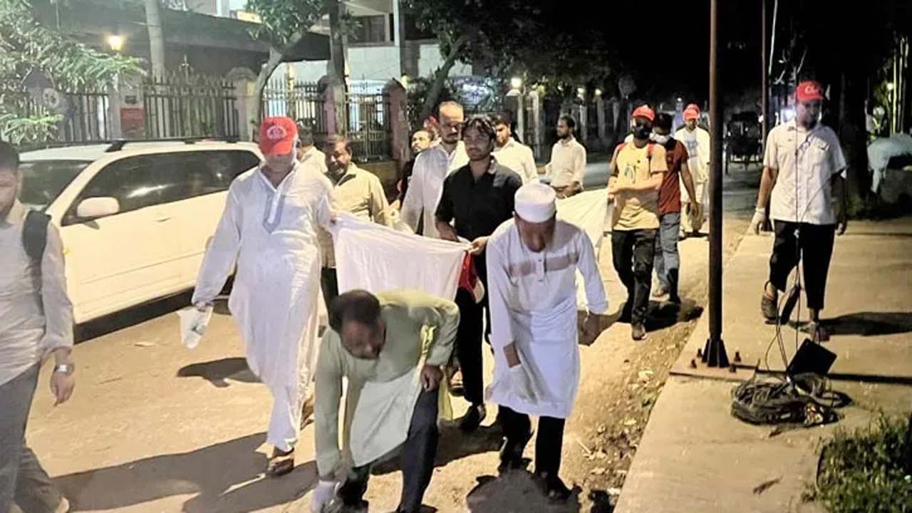 জাতীয় সমাবেশঃ সোহরাওয়ার্দী উদ্যান ও ঢাবি ক্যাম্পাস পরিষ্কার করলেন জামায়াতের নেতা কর্মীরা