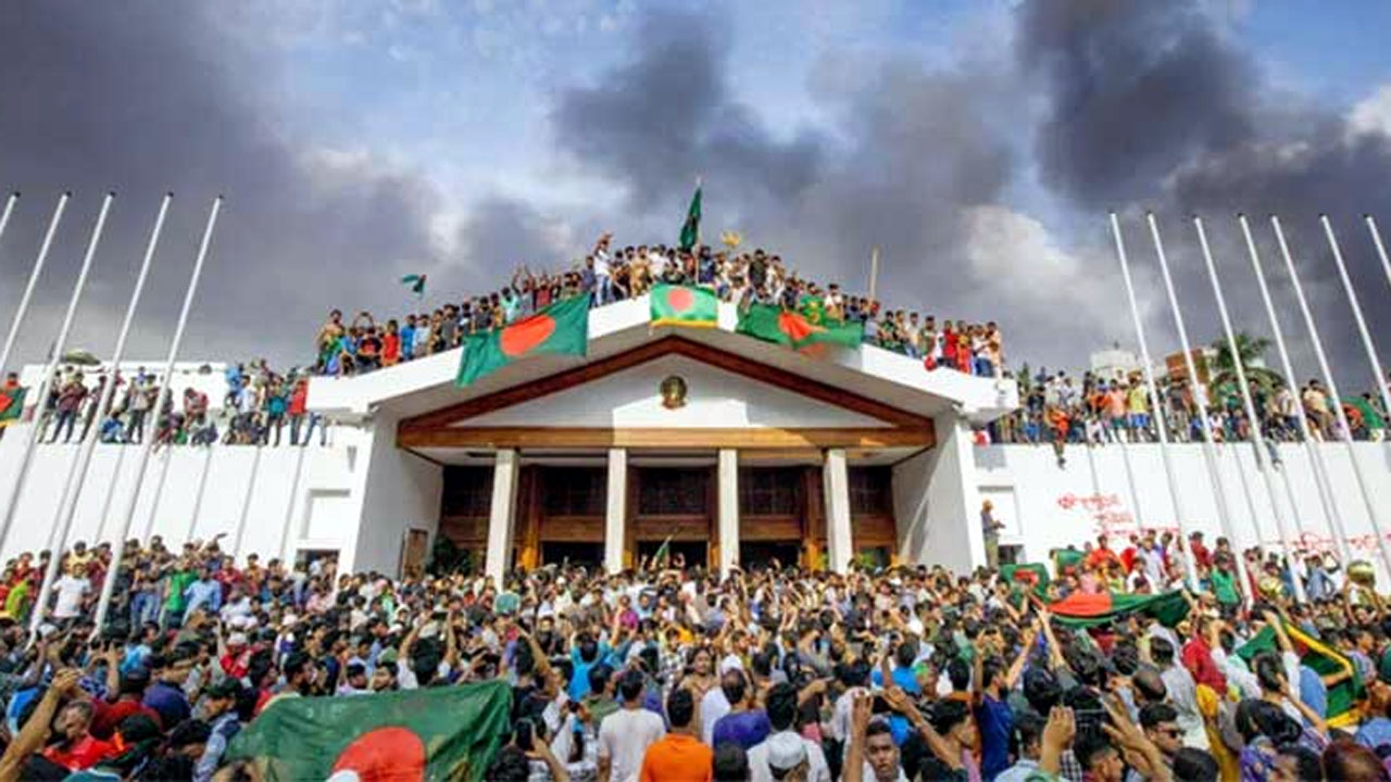 জুলাই ঘোষণা শিগগিরই স্থগিত হতে পারে সংবিধানঃ সরকারে পরিবর্তন আসতে যাচ্ছে