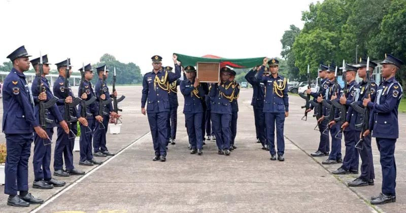 পাইলট তৌকিরকে রাষ্ট্রীয় মর্যাদায় রাজশাহীতে দাফন