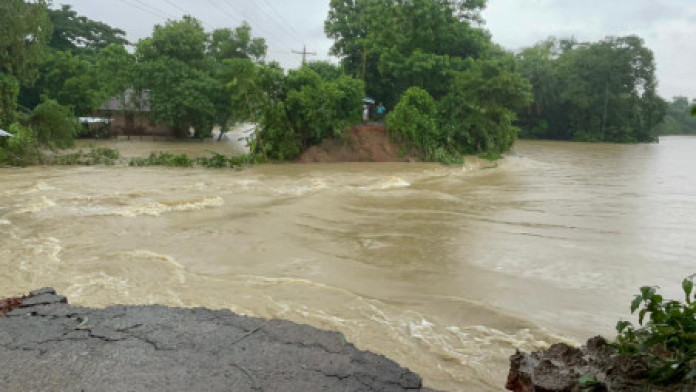ফেনী ও নোয়াখালীর বন্যা পরিস্থিতির ভয়ঙ্কর অবনতি, সকল প্রাথমিক বিদ্যালয় বন্ধ ঘোষণা