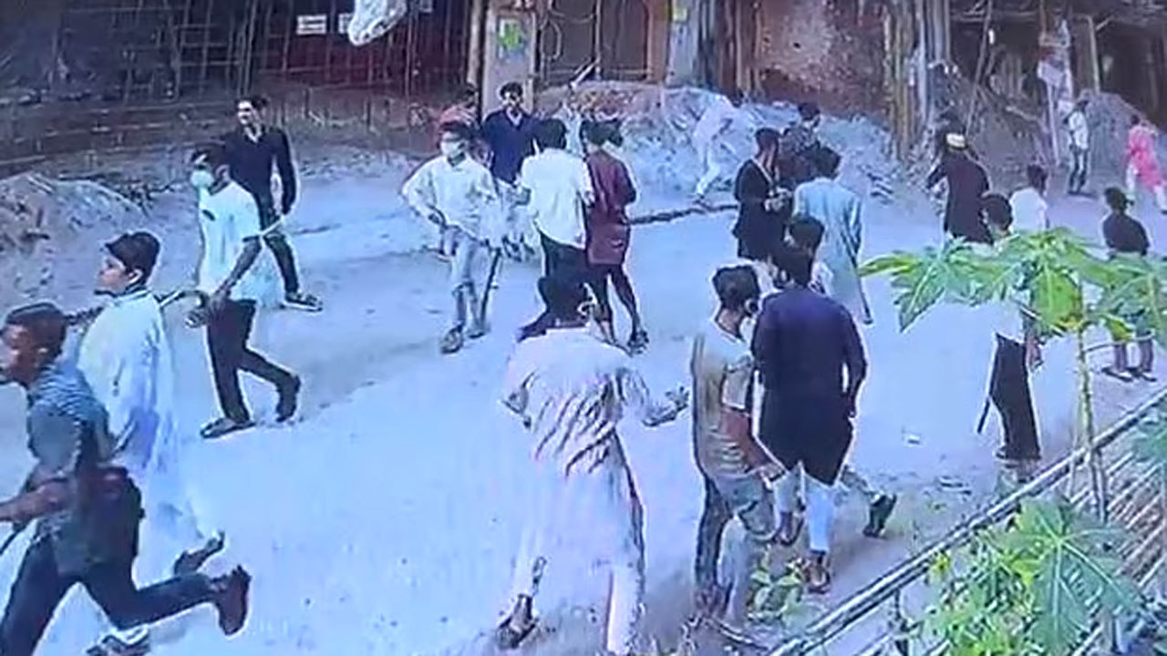 এবার খিলগাঁও তালতলা মার্কেটে ফুটপাথের দোকানপ্রতি এক লাখ টাকা চাঁদা দাবি চাঁদা বাজদের!