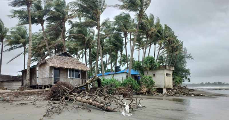 নিম্নচাপের প্রভাবে সেন্ট মার্টিন দ্বীপে ক্ষতিগ্রস্ত, হোটেল-রিসোর্ট লন্ডভন্ড!