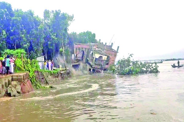  শরীয়তপুরে চোখের পলকে ভবন বিলীন, নদীর ভাঙনে কাঁদছে মানুষ!