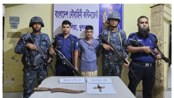 অস্ত্র ও গুলিসহ যুবক গ্রেপ্তার হয়েছে খুলনায়