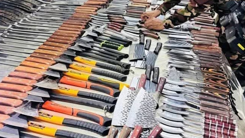 রাজধানীর নিউমার্কেট এলাকা থেকে ১ হাজার ১ শ’ অস্ত্র উদ্ধার করেছে সেনা বাহিনী