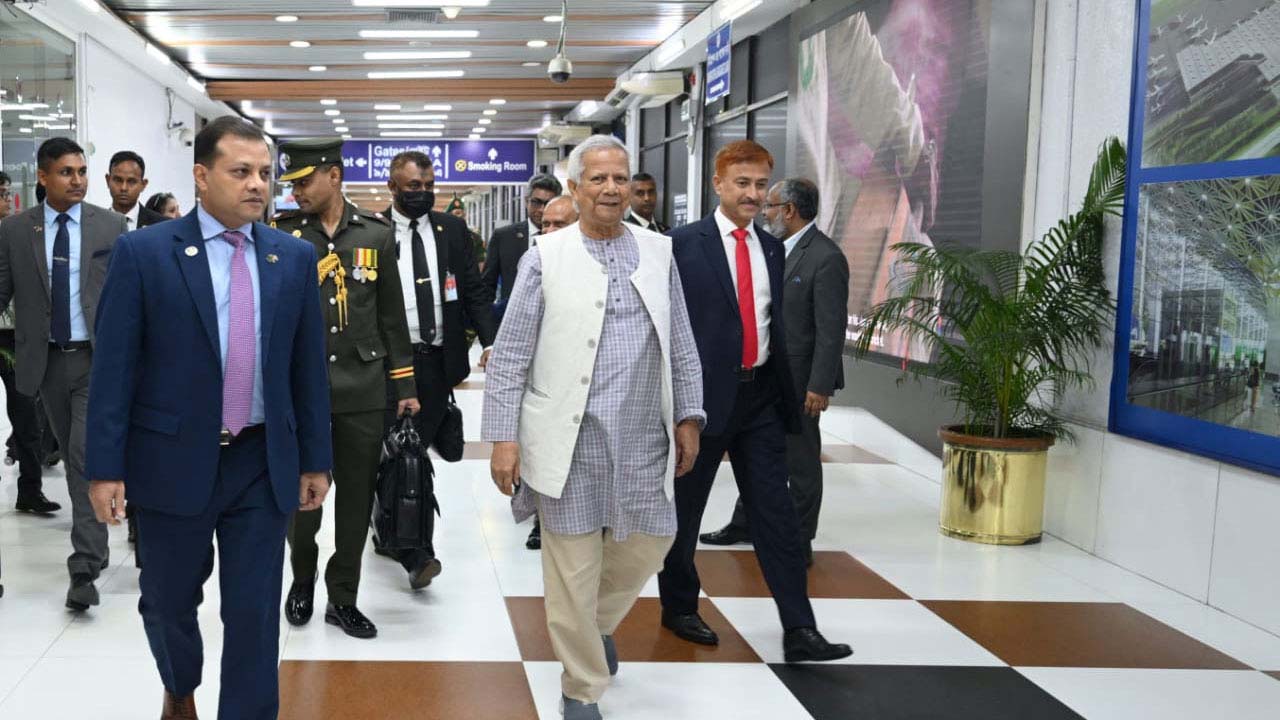 মালয়েশিয়া সফর দেশে ফিরেছেন প্রধান উপদেষ্টা