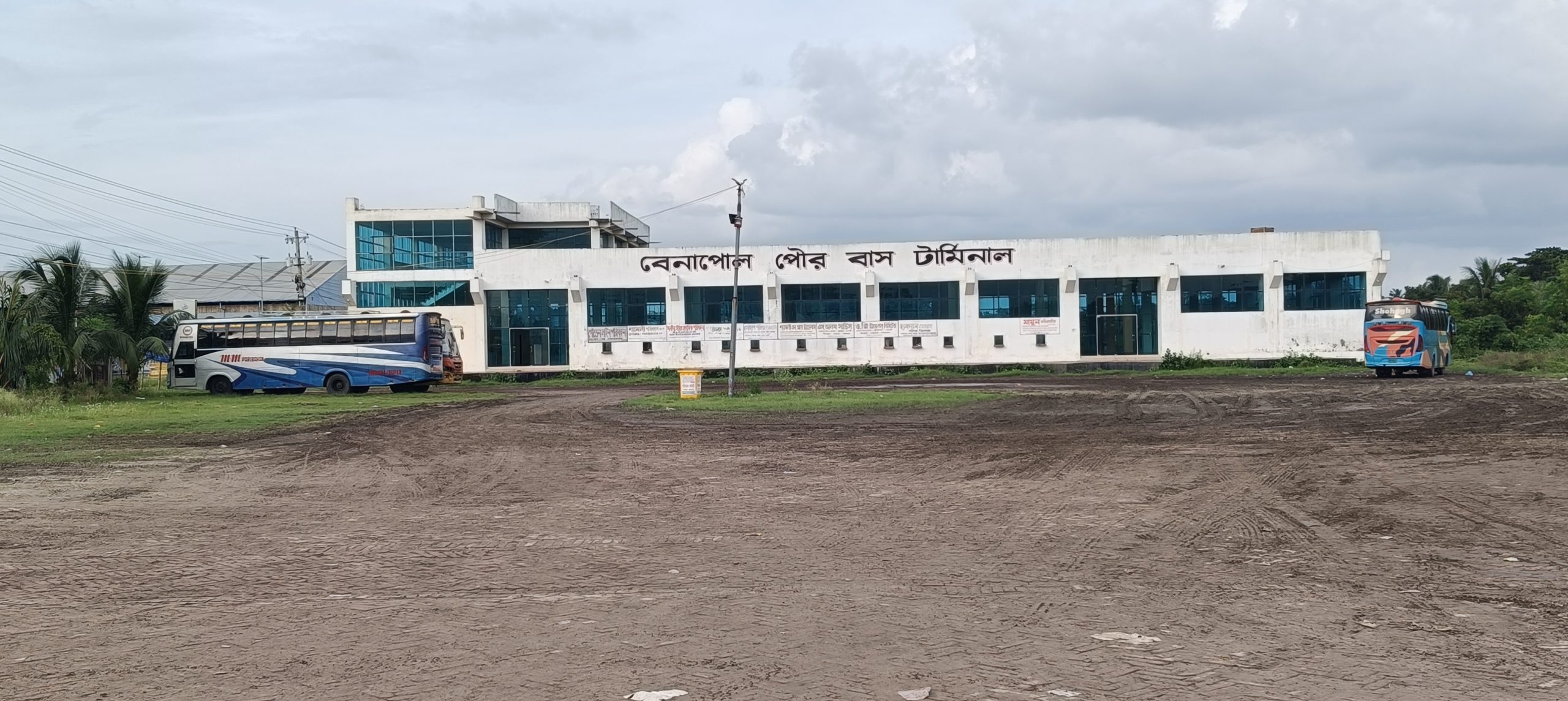 ১৬ কোটি টাকা ব্যায়ে নির্মিত বেনাপোল পৌর বাস টার্মিনালিটি কোন কাজে আসছে না
